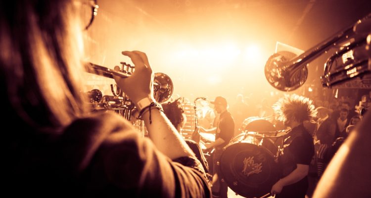 scopri l'emozione di una performance dal vivo: un'esperienza unica che unisce artisti e pubblico in un viaggio musicale indimenticabile. un evento da non perdere!