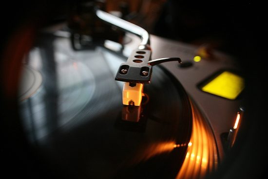 scopri il mondo unico del vinile! esplora una vasta collezione di dischi in vinile, dalle edizioni classiche ai nuovi album, per vivere l'esperienza musicale con una qualità senza pari.