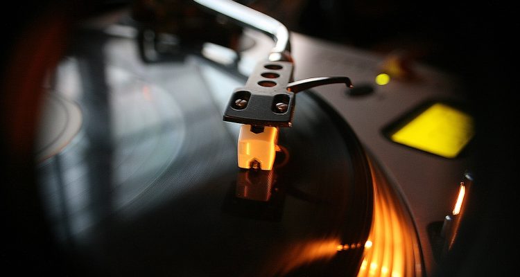 scopri il mondo unico del vinile! esplora una vasta collezione di dischi in vinile, dalle edizioni classiche ai nuovi album, per vivere l'esperienza musicale con una qualità senza pari.