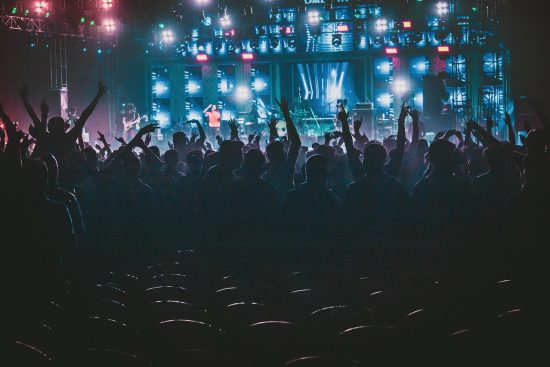scopri l'emozione dei concerti dal vivo! unisciti a noi per serate indimenticabili piene di musica, energia e brillanti performance. acquista i tuoi biglietti ora e vivi l'esperienza musicale della tua vita!